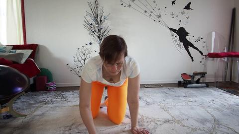 Die reife russische Yoga-Lehrerin unterrichtet einen Yoga-Kurs in HD mit einer besonderen Note
