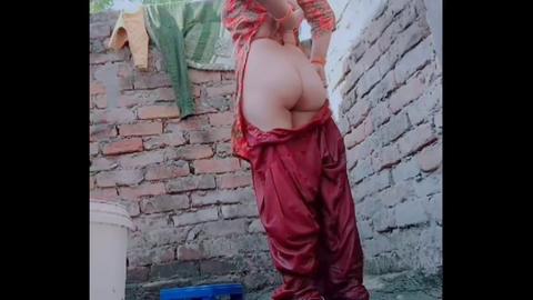 Séance de sexe intense avec une séduisante nana exhibant son corps magnifique