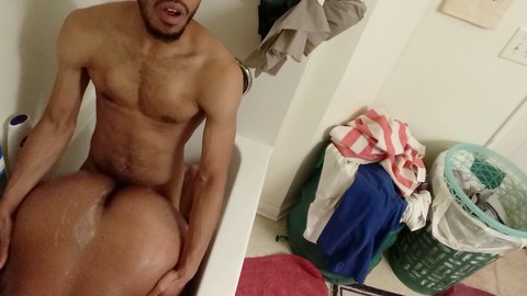 Une bombe au cul dodu apprécie une action torride dans la baignoire de la salle de bain