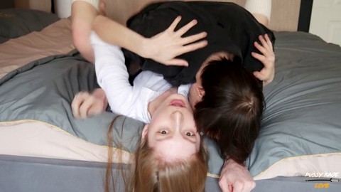 Die freche Nymphe stöhnt, während ich sie in ihre nasse Muschi penetriere und in ihren Hals komme.