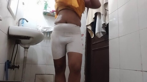 Tante Mona erstellt einen erstaunlichen Film für ihren Liebhaber im Badezimmer