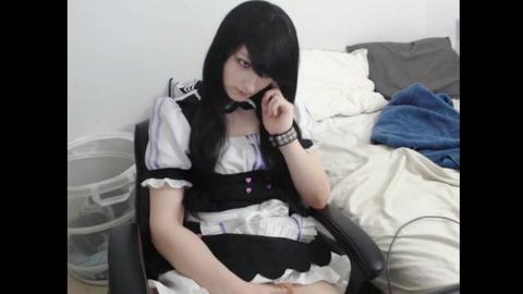 Shemale brune en tenue de soubrette se masturbe devant sa petite bite à la caméra