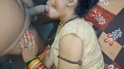 Sexy esposa india traga semen en la boca durante sexo oral indio