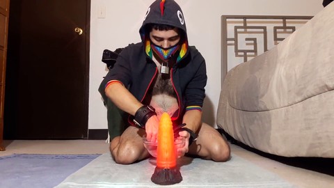 Ein Typ mit einem drachenförmigen Fake-Penis wird mit Spielzeugen gefüllt  Ein Typ mit einem drachenförmigen Fake-Penis wird mit Spielzeugen gefüllt
