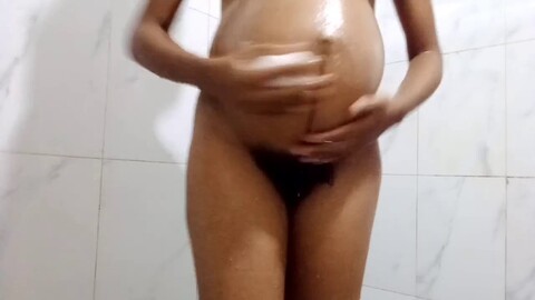 Genios traviesos en un albergue falso están desesperados por un pene