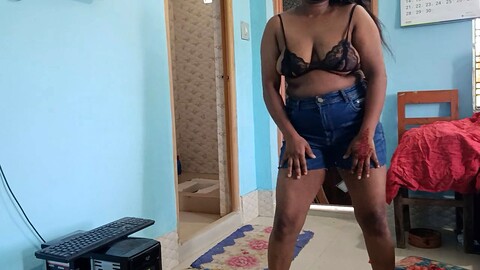 La chica desi Skakoi exhibe sus movimientos en un baile bhojpuri