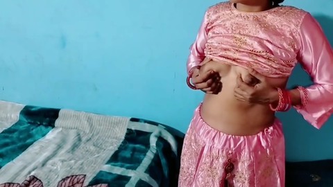 La chica del pueblo Desi, Lalitabhabhi, vive su primera vez en el apartamento