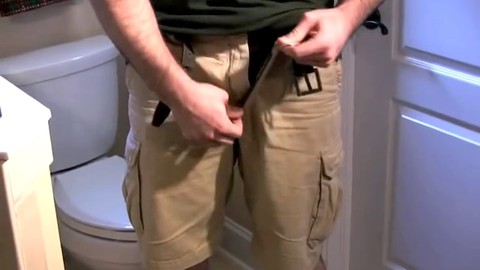 Ein beschäftigter Typ wird heimlich deepthroated.