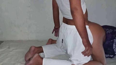 Sessione di amore intenso in varie posizioni con una coppia arabo-pachistana