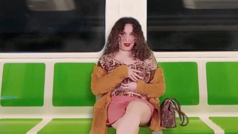 La reine latine affiche ses seins dans le train tout en jouant avec ses mamelons.