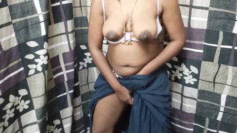 Tante indienne à couper le souffle profite d'une session de sexe sauvage avec son mari en hindi