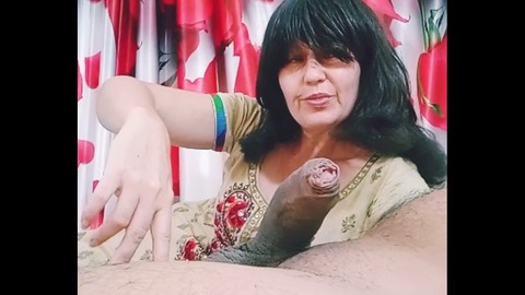 Schau der frechen, schmutzigen Stiefmutter Bolly Karma beim Analingus zu