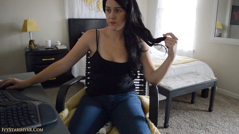 Ivy Starshyne prova un po' di multitasking in ufficio con il suo vibro e Hitachi