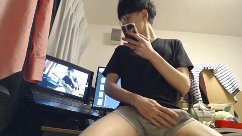 Beau jeune homme japonais se faisant plaisir devant la caméra