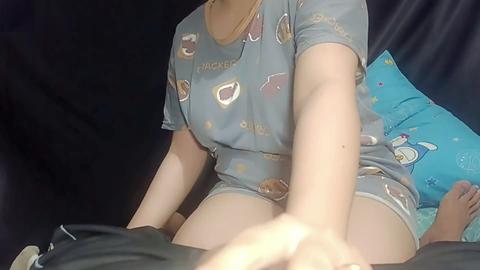 Die indonesische Stiefschwester gibt einen Amateur-Blowjob