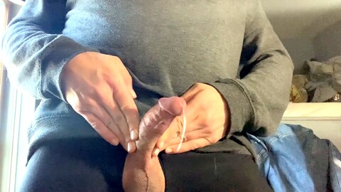 Un chico atractivo se excita a través de su cremallera