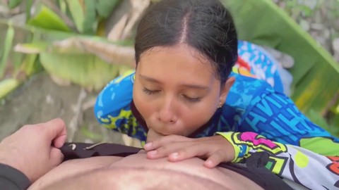 Une rencontre mystérieuse mène à une pipe époustouflante - avale tout le sperme