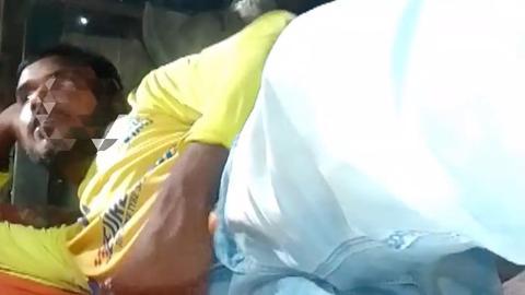 Clip hindi mettant en vedette un jeune Indien frais de 18 ans avec une adolescente qui claque et des scènes en gros plan