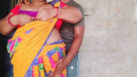 Indische Tante wird wild in einer Außenshop-Wohnung