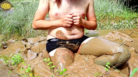 El chico desnudo Takenga Paru se da placer con un gran pene