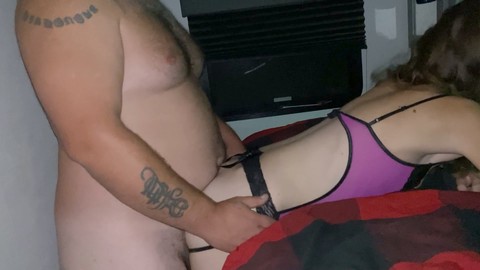 Daddy riempie la figa della bionda minuta con il suo sperma mentre domina la sua ragazza sottomessa