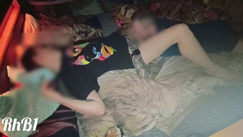 Nous avons eu une liaison sur un canapé de motel Craquant et éclairé.