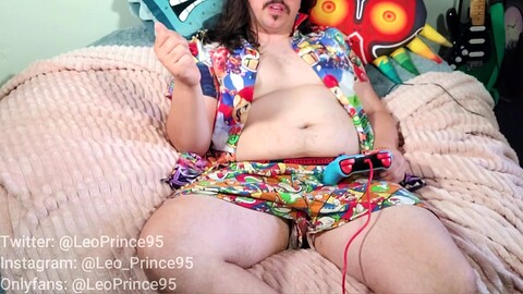 El gamer Leonardo Prince se masturba mientras juega videojuegos con un poco de charla traviesa.