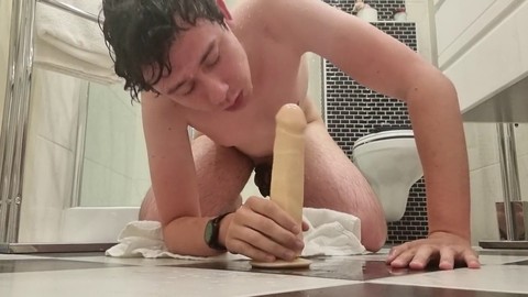 Il ragazzo si strozza con un dildo subito dopo essersi fatto la doccia