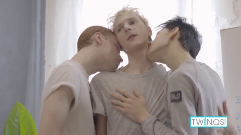 Logan S et Michael P ont un chaud threesome avec Nico D, se relayant pour le baiser.