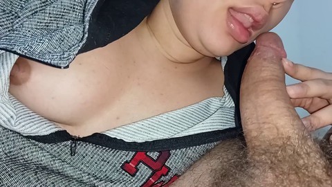 En remuant sa grande bouche sur le pénis dur, elle se gargarise et léchouille chaque pouce.