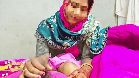 Une femme au foyer desi du village se masturbe sensuellement et prend une éjaculation en bouche