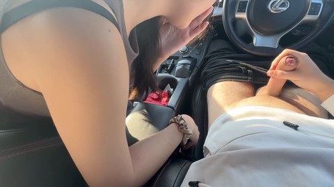 Teenie-Schönheit gibt einen öffentlichen Blowjob im Auto