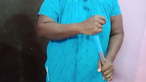 Eine 18-jährige indische Hausangestellte spielt die Rolle einer jungen Ehefrau in einem selbstgemachten Sexvideo