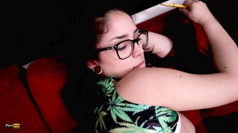 La novia latina curvilínea Daisy Dabs es perforada mientras está colocada