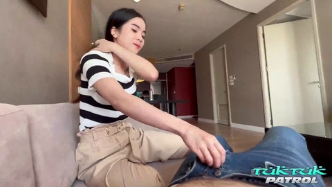 Thai Cutie mit haariger Muschi vom ausländischen Schwanz auf TukTukPatrol verwöhnt