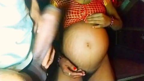 Pour la première fois, la femme enceinte Bhabhi expérimente le sexe anal avec un étranger