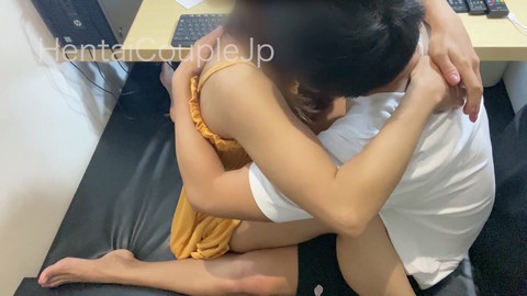 Hermosa pareja amateur japonesa atrapada en pleno acto en un cibercafé