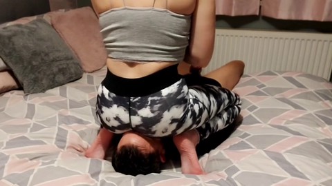 La belle déesse te couvre sous ses fesses juteuses tout en portant un sexy legging de yoga.