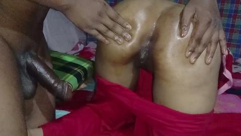 Una stretta figa di 18 anni viene sodomizzata intensamente da una coppia sposata Desi!