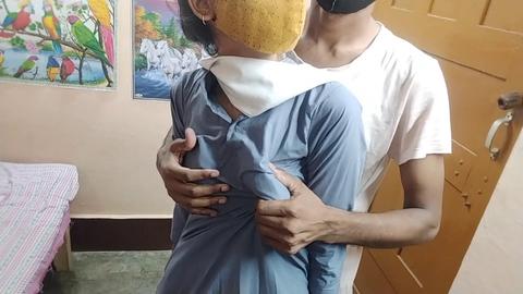 Une écolière indienne devient coquine après avoir étudié et profite d'une séance de sexe torride