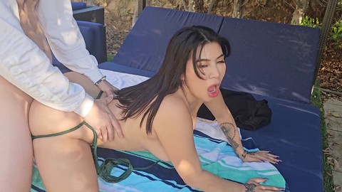 La latina formosa Tokyo Lynn sorpresa a prendere il sole nuda vicino alla piscina.