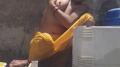 La demi-sœur desi Sukunmi se déshabille sous la douche ouverte, révélant son corps magnifique pendant que son demi-frère l'aide à se baigner dans la salle de bain.