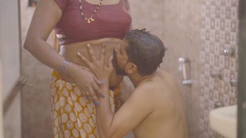 La chaude jeune indienne profite d'une session de sexe sous la douche très torride