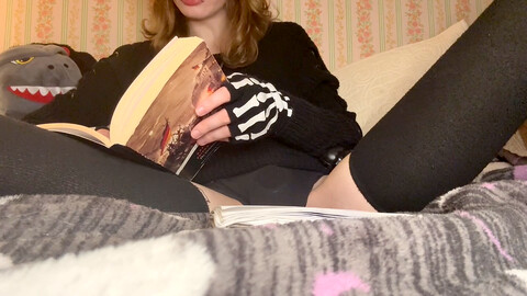 Una ragazza trans che si gode del tempo libero leggendo un libro