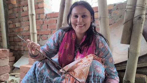 La sexy Pujaprem es aplastada por un contratista laboral en una sesión hardcore