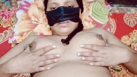 Novia india caliente en un video de sexo duro, con una chica de 18 años y una seductora tía