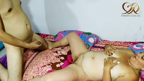 Mi atractiva estilista latina ofrece una oferta salvaje por un corte de cabello y un buen tiempo.