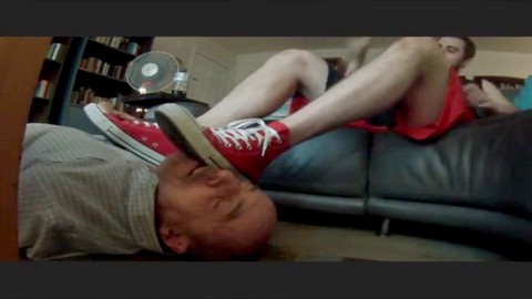 Adoración y humillación de los pies talla 13 de los hombres