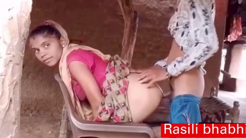 Eine verführerische Desi-Frau genießt Analsex in der Hündchenstellung im Freien