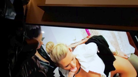 Reife Ladyboy in Dessous und Strumpfhose kommt in Uniform